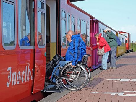 Der Einstieg eines Rollstuhlfahrers in die Inselbahn Langeoog